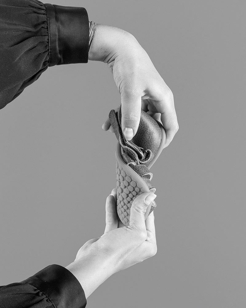 Fleksibel børnesko i læder med blød, bøjelig sål – ideel for naturlig fodudvikling og maksimal komfort til små fødder.